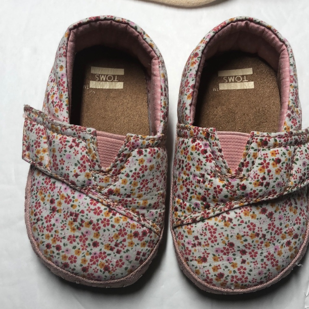 Toms Crib Alpargata pink ditsy floral shoes size 4